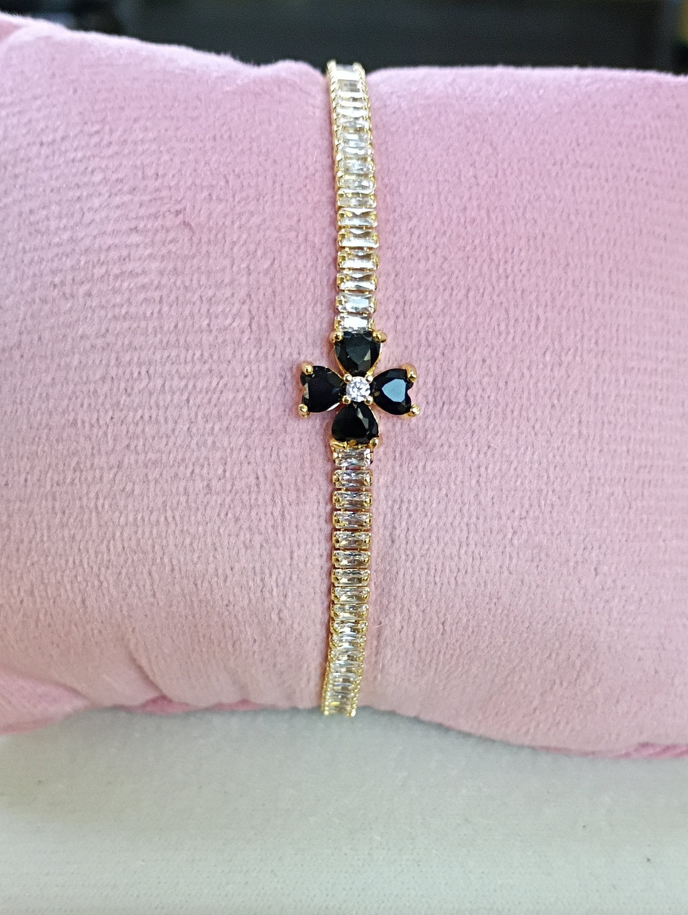 New Gold Tone Tennis Bracelet with Black Clover Accent 🚨 - Picture 1 of 3